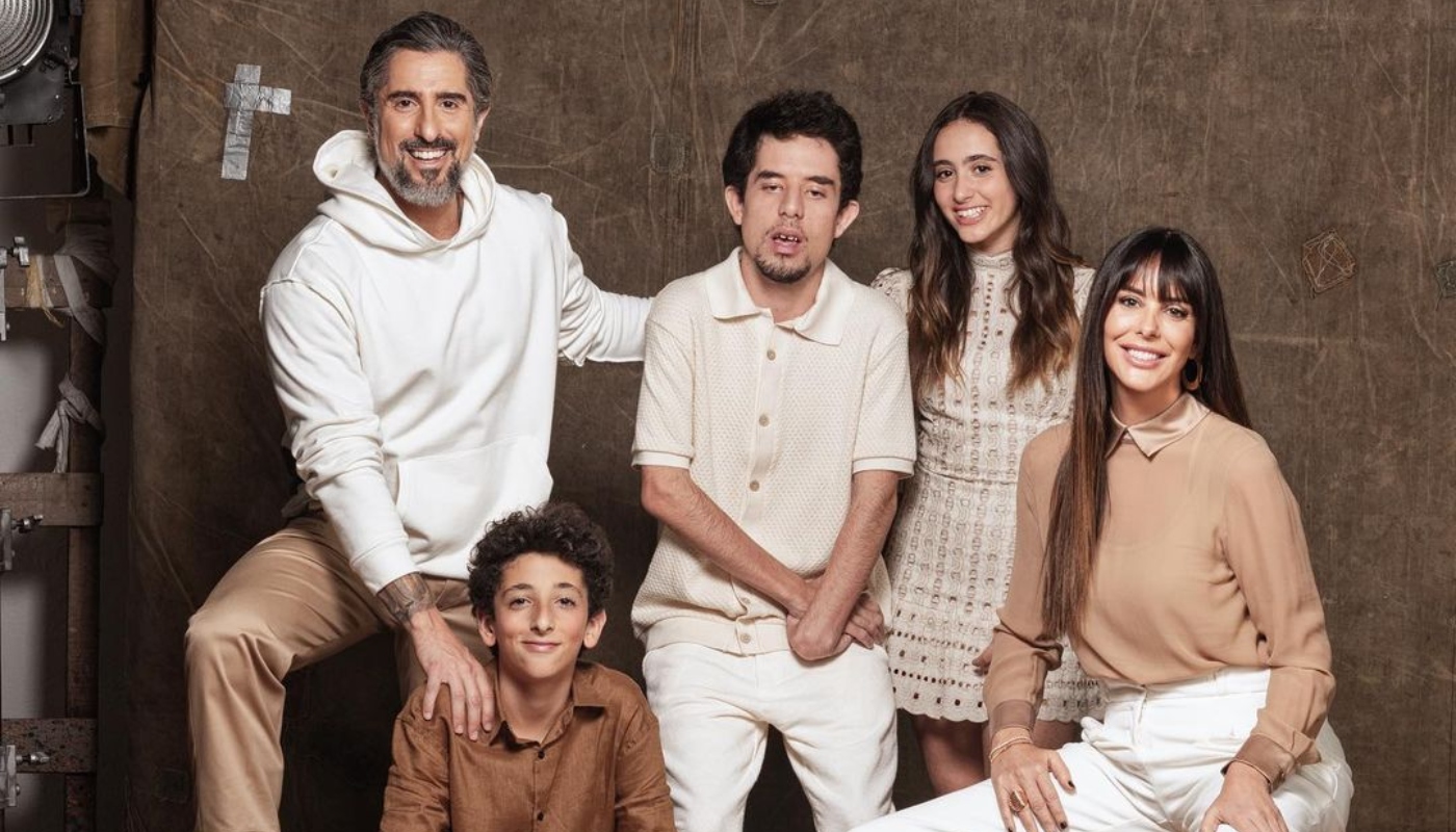 Marcos Mion ao lado da família completa