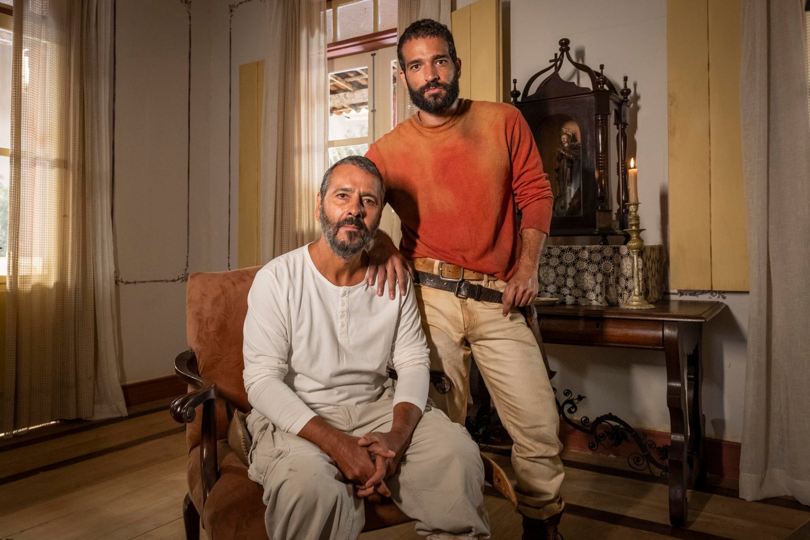Marcos Palmeira e Humberto Carrão como José Inocêncio em diferentes fases de 