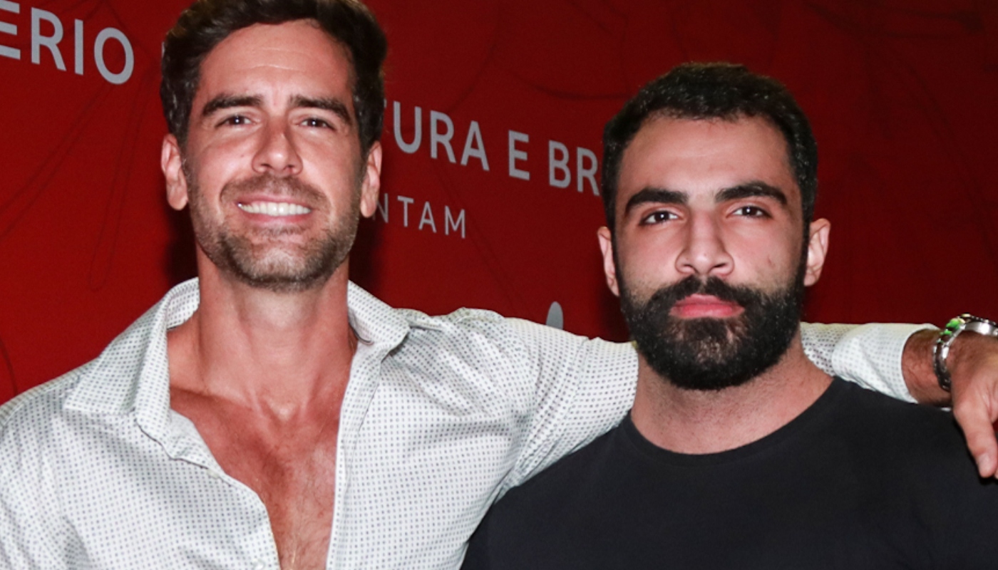 Dias após assumir a relação, Marcos Pitombo surge com o namorado: é a 1ª aparição pública do par