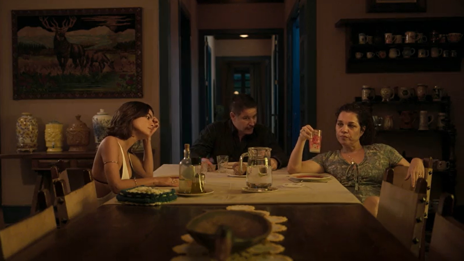 Guta (Julia Dalavia), Tenório (Murilo Benício) e Maria Bruaca (Isabel Teixeira) em 