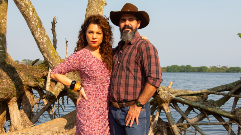 Maria Bruaca (Isabel Teixeira) e Alcides (Juliano Cazarré)