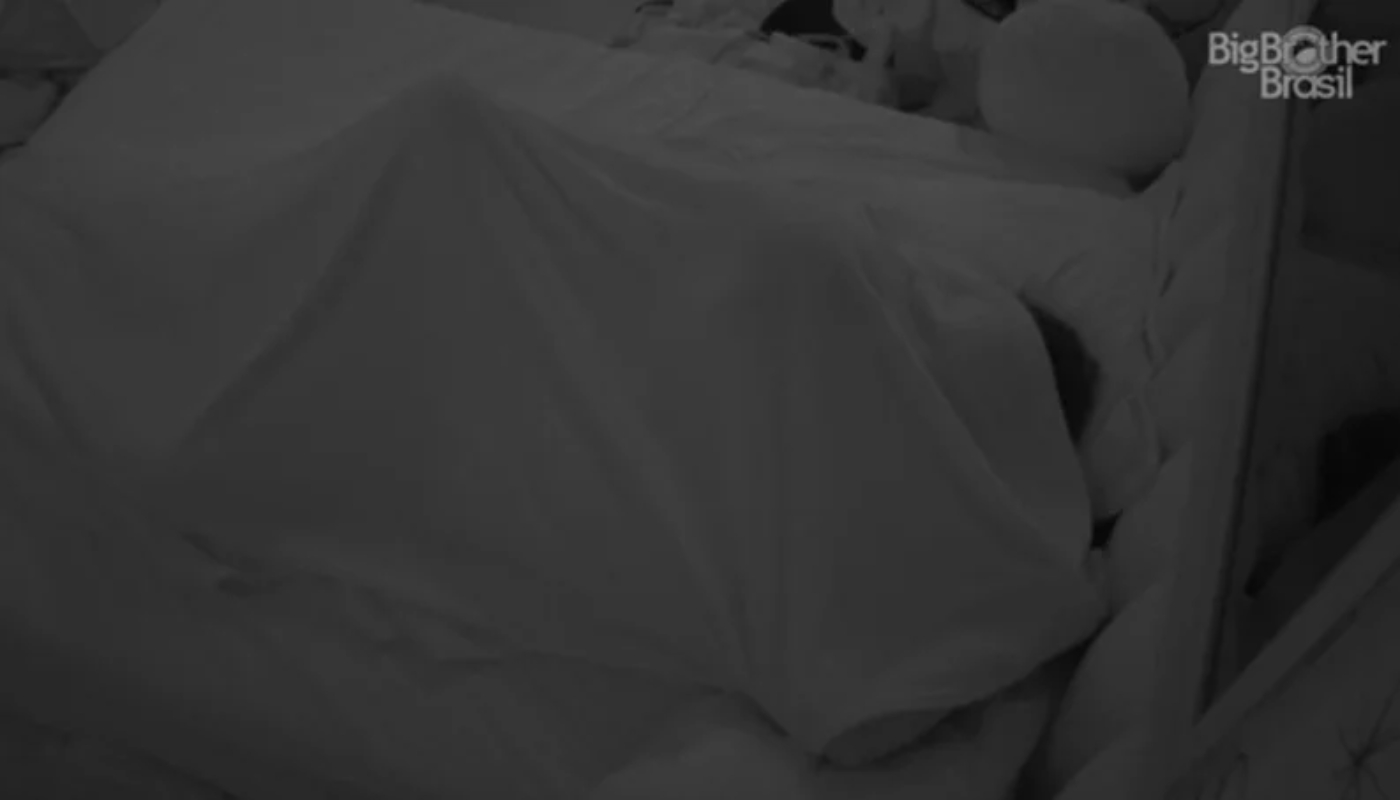 Maria e Eli no edredom do BBB
