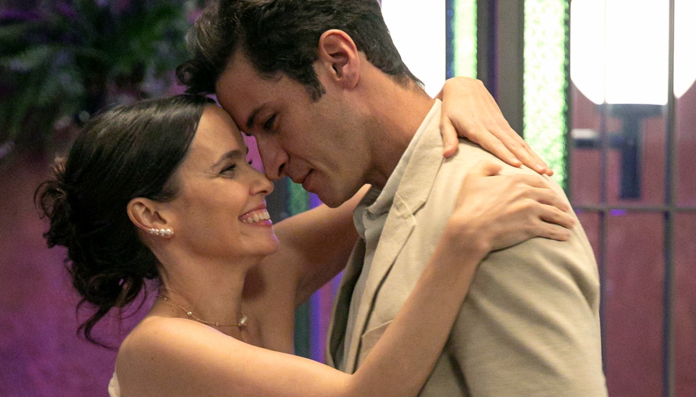 Marino (Leandro Lima) e Lucinda (Débora Falabella) ficam noivos em