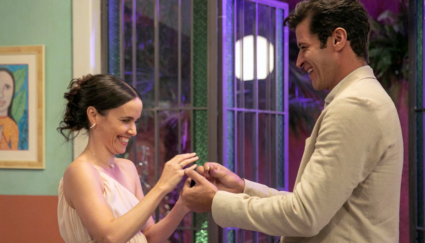 Marino (Leandro Lima) e Lucinda (Débora Falabella) ficam noivos em