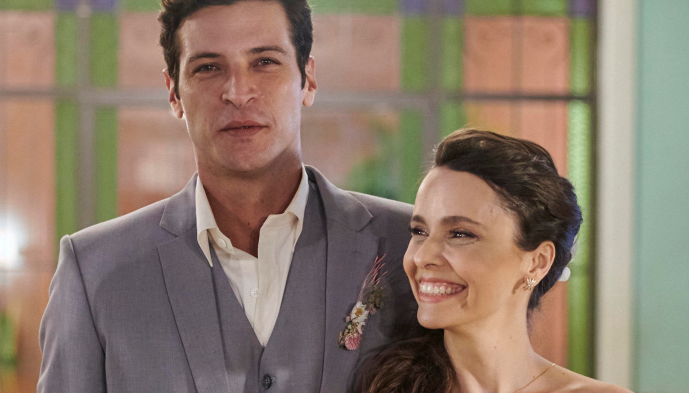 Marino (Leandro Lima) e Lucinda (Débora Falabella) em