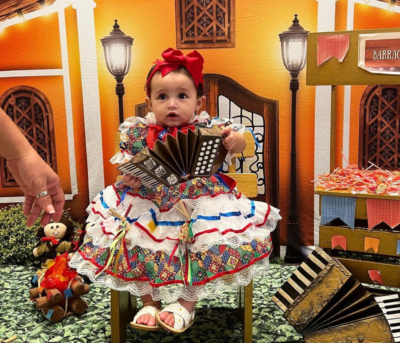 Melanie comemora 10 meses em festa