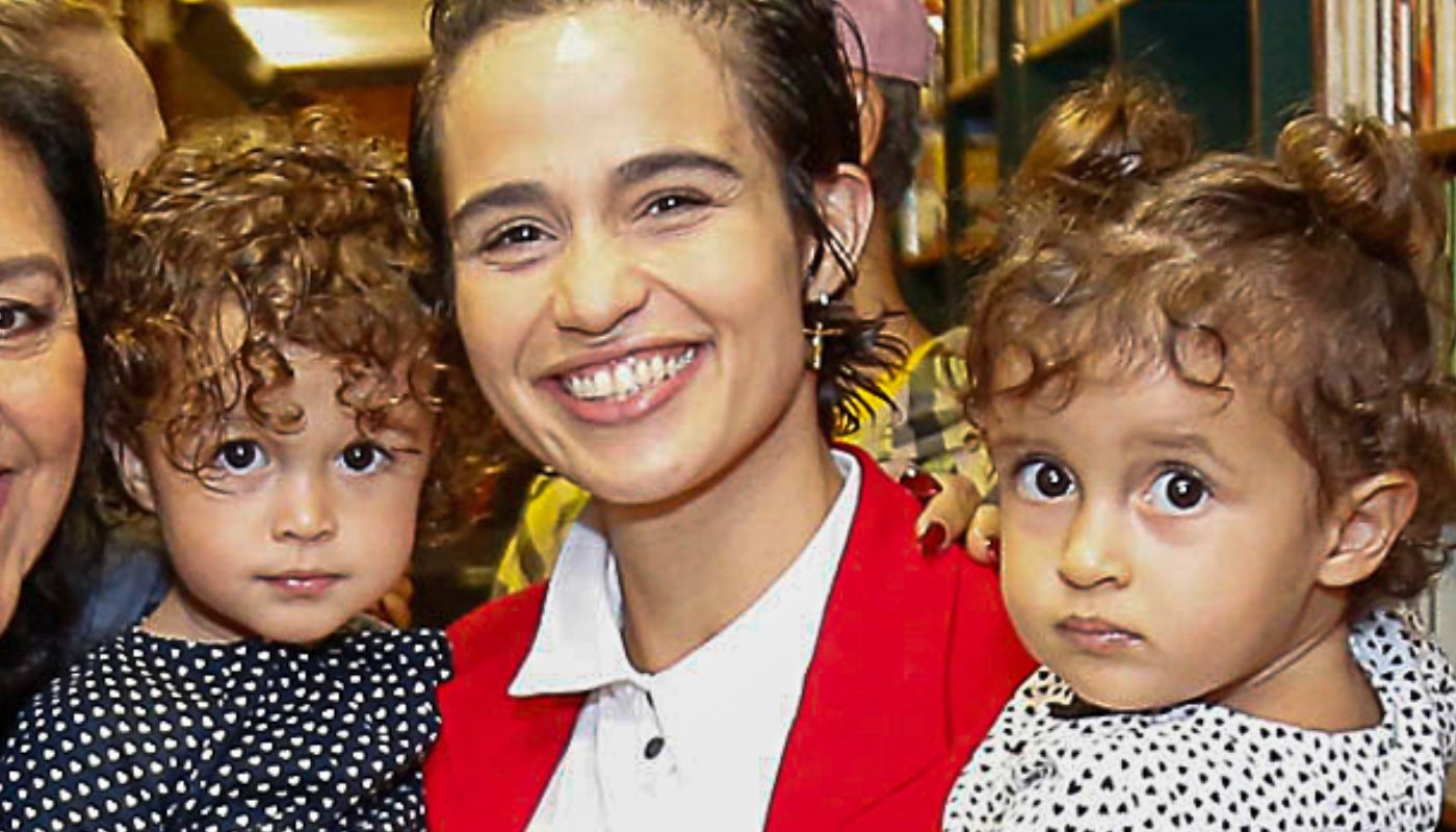Nanda Costa surge com as filhas em evento no Rio e encanta: Kim e Tiê estão enormes