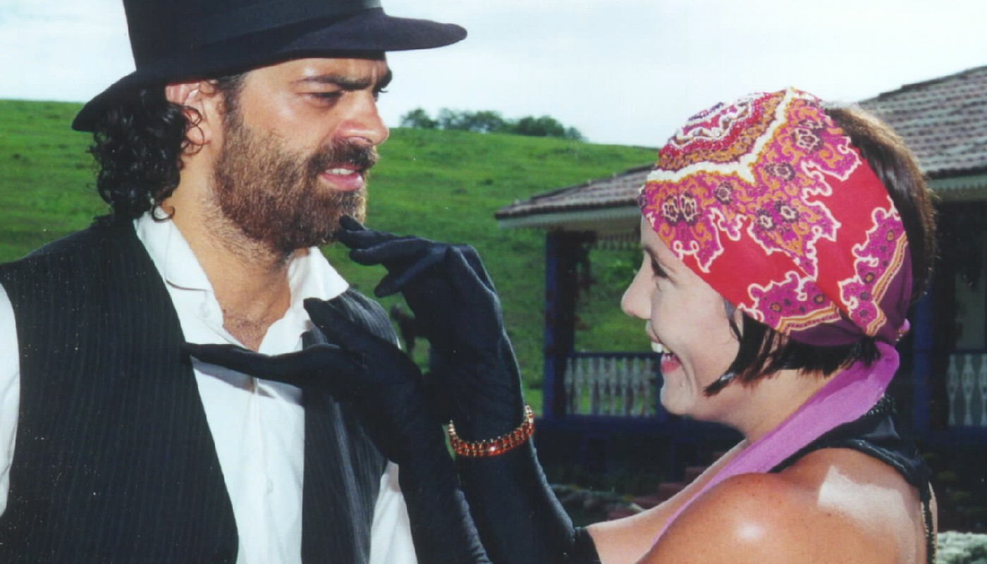 Petruchio (Du Moscovis) e Catarina (Adriana Esteves) em 
