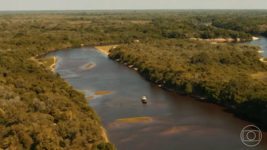 Chalana de Eugênio (Almir Sater) ficou encalhada por conta da seca dos rios no Pantanal.