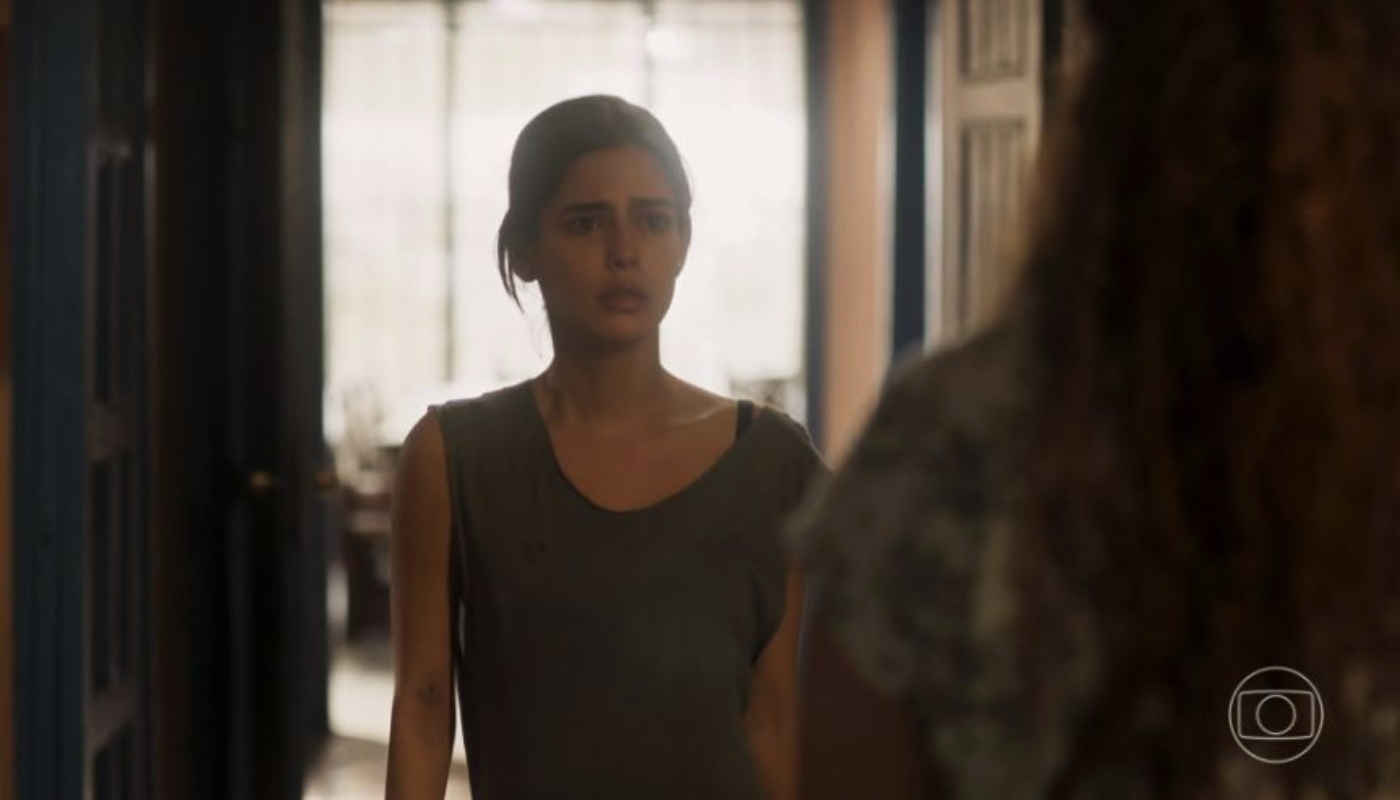 Guta (Julia Dalavia) e Maria Bruaca (Isabel Teixeira) em cena de