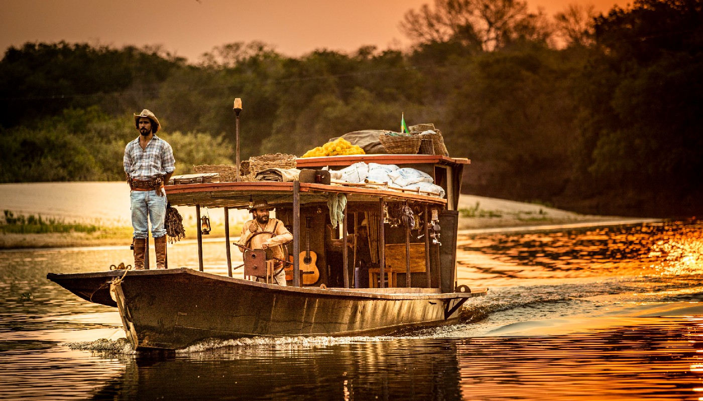 José Leôncio (Renato Góes) navega por um rio no Pantanal