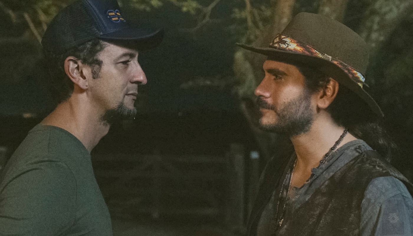 Trindade (Gabriel Sater) reencontra Zé Lucas (Irandhir Santos) em 