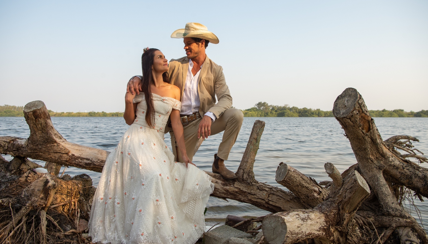 Zefa (Paula Barbosa) e Tadeu (José Loreto) se casam em 