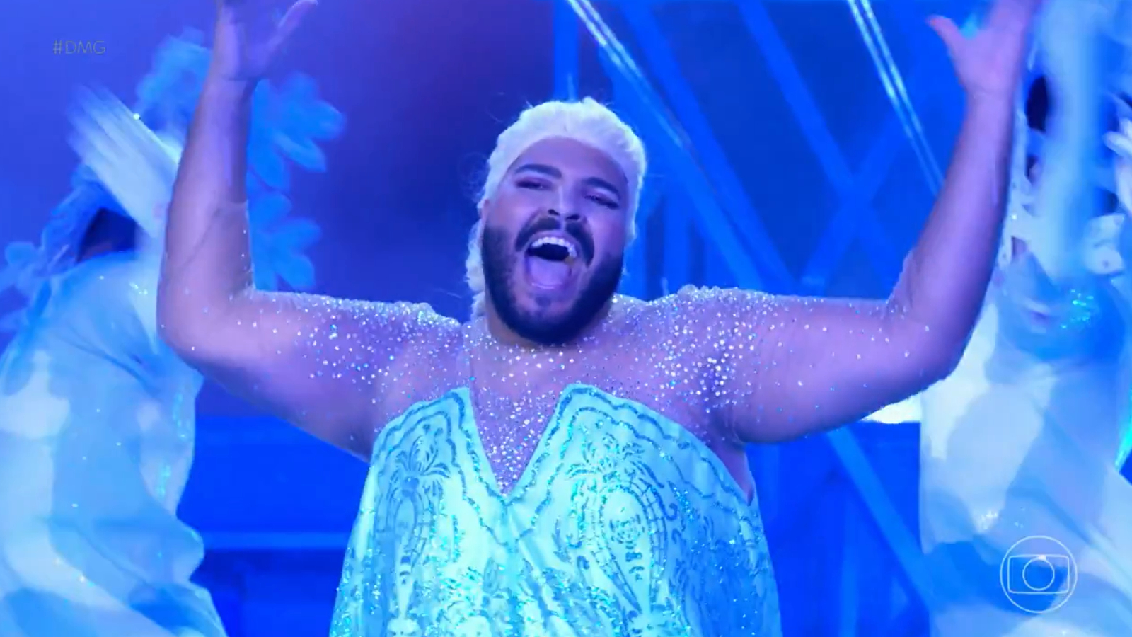 Paulo Vieira performa