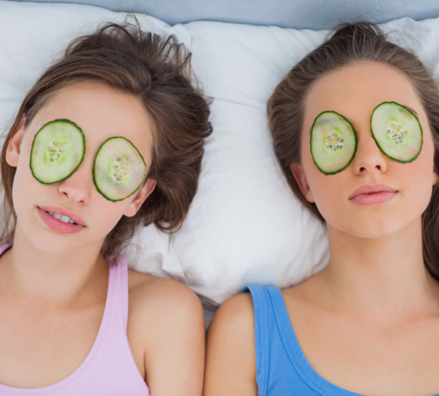 Dermatologista das famosas diz que truque da vovó contra olheiras funciona. Veja qual