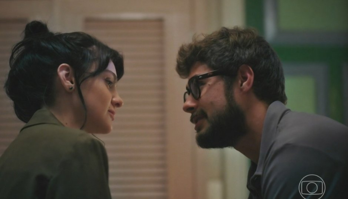 Petra (Debora Ozório) e Hélio (Rafael Vitti) em