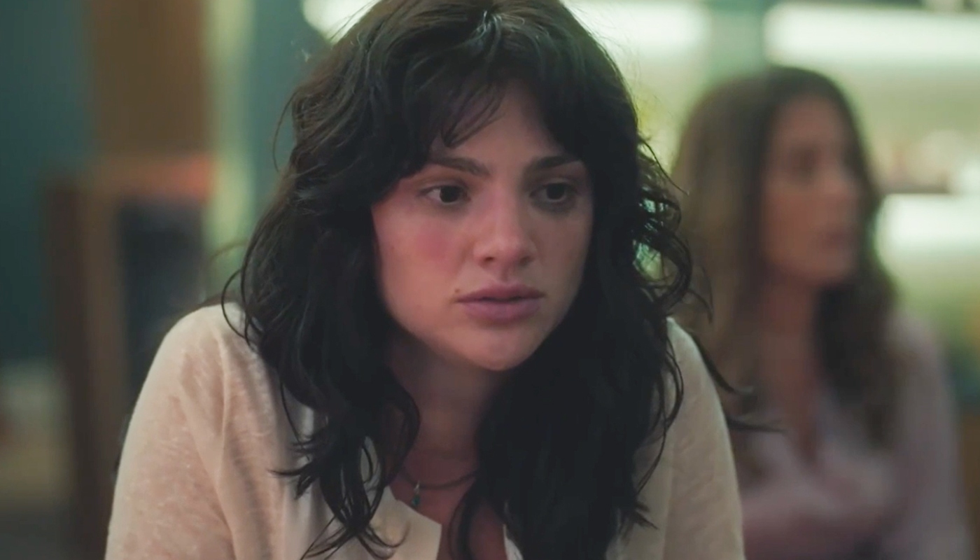Petra (Debora Ozório) em
