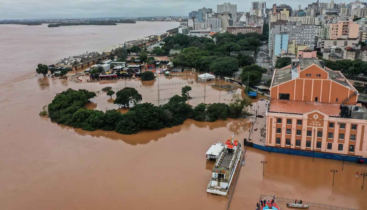 Rio Guaíba e usina do gasômetro, em Porto Alegre, após chuva intensa, fotografada em 3 de maio de 2024