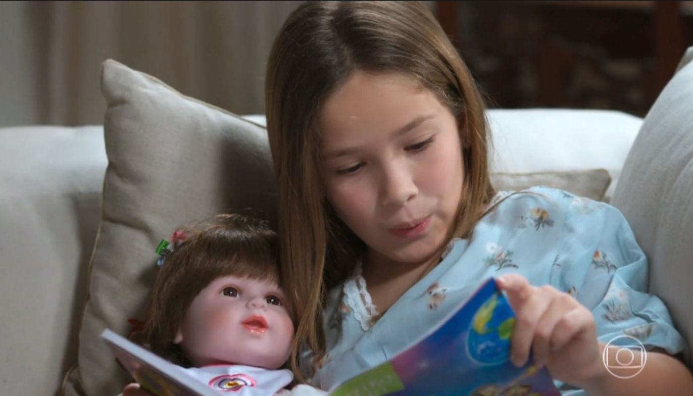 “Anabelle”? Boneca medonha causa pavor em cena de “Espelho” e vira piada: reações