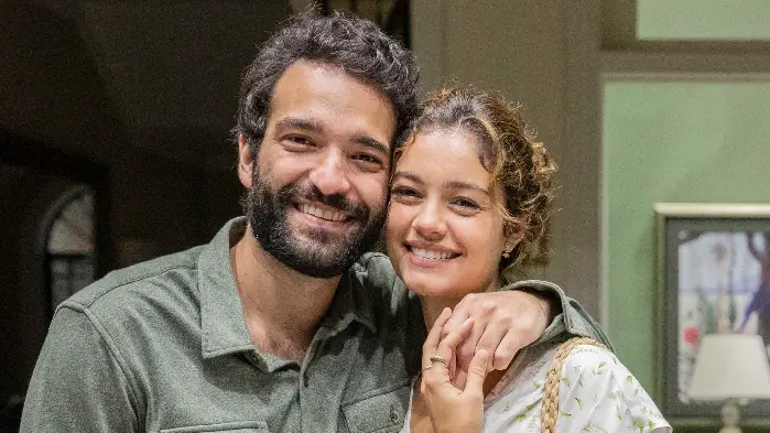 Rafael (Humberto Carrão) e Maíra (Sophie Charlotte)
