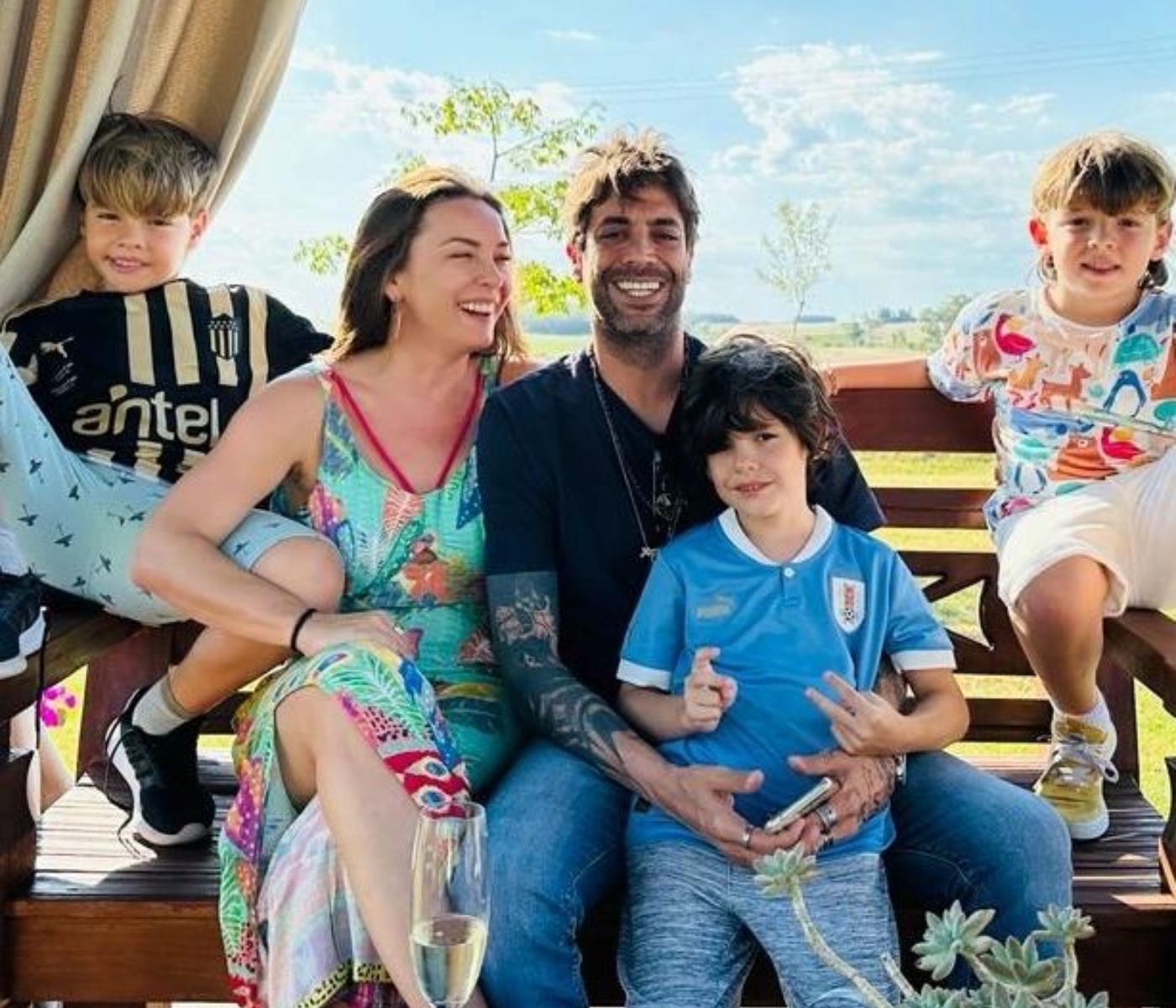 Regiane Alves com o namorado Duda Peixoto e os filhos