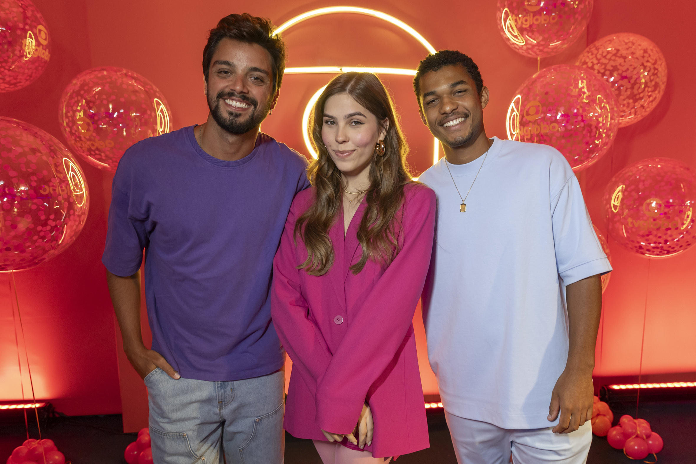 Gabriela Medeiros (ao centro) com Rodrigo Simas (à esquerda) e Juan Paiva (à direita), todos do elenco de