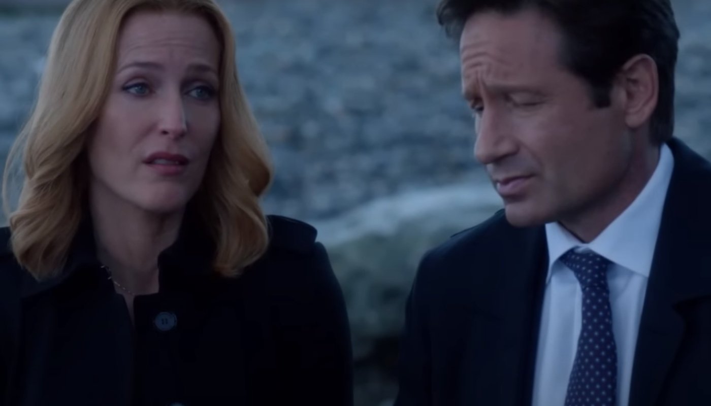 Scully e Mulder (Gillian Anderson e David Duchovny) em 