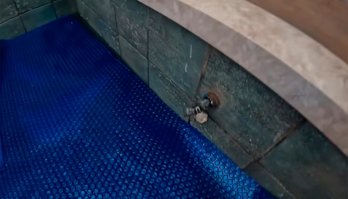 Detalhe da torneira dentro da piscina da casa