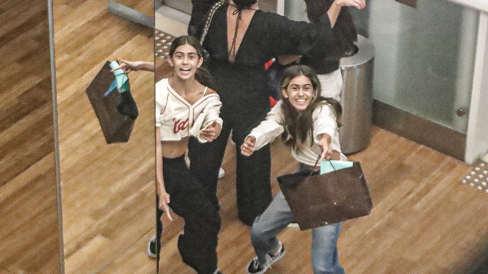 Sofia e Antônia Antonelli posam para o fotógrafo