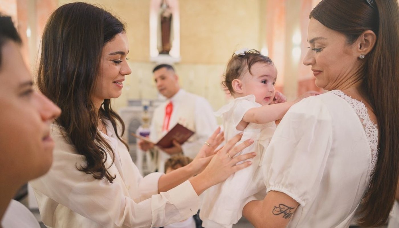 Escolhida para ser madrinha da filha caçula de Thaila Ayala, Sophie Charlotte mostra batizado