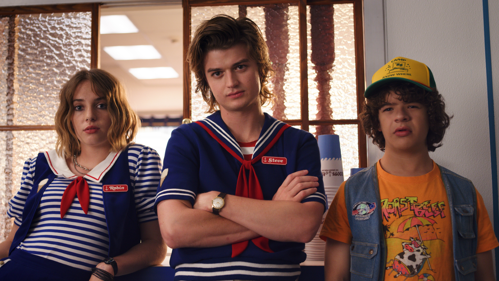 Robin (Maya Hawke), Steve (Joe Keery) e Dustin (Gaten Matarazzo) em