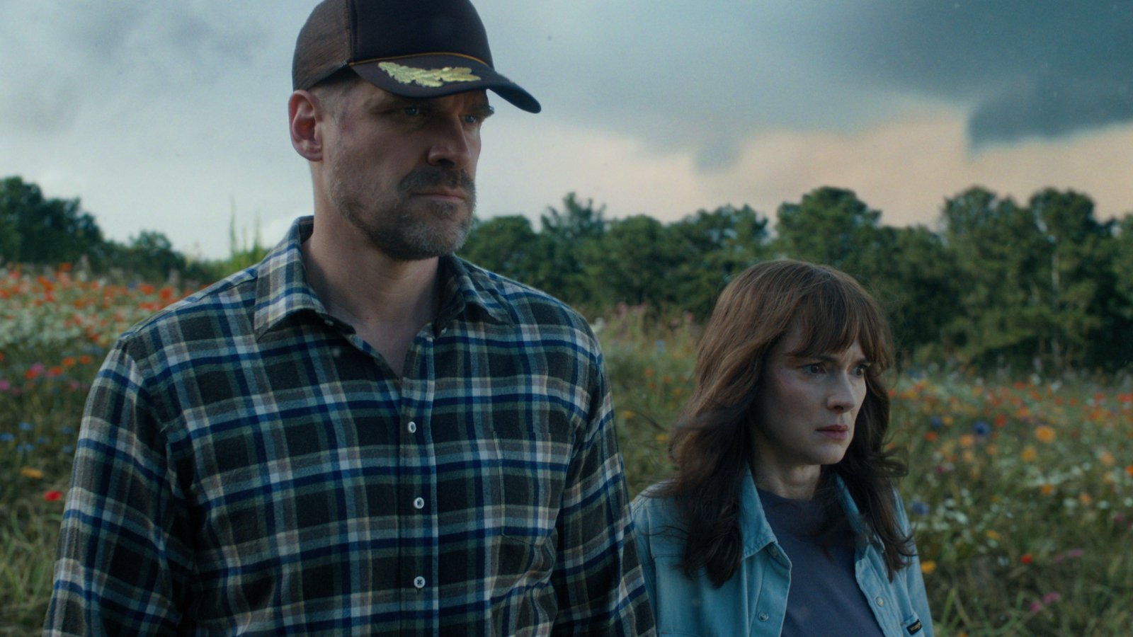 Hopper (David Harbour) e Joyce (Winona Ryder) na 4ª temporada de 