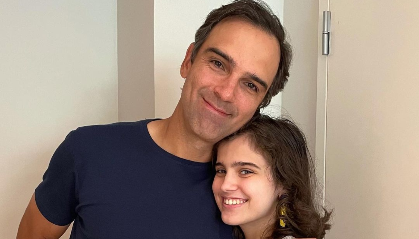 Tadeu Schmidt ao lado da filha Valentina