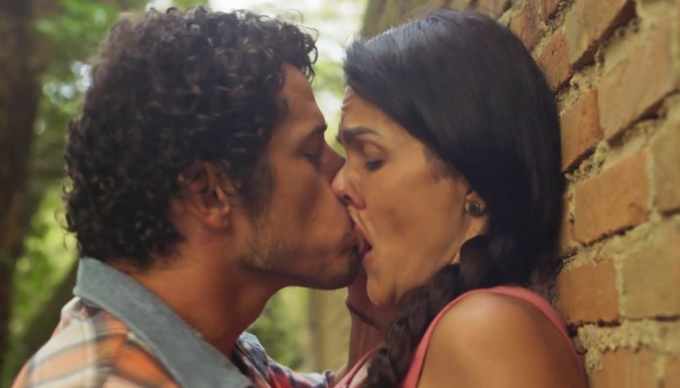 Tadeu (José Loreto) e Zefa (Paula Barbosa) em cena quente de 