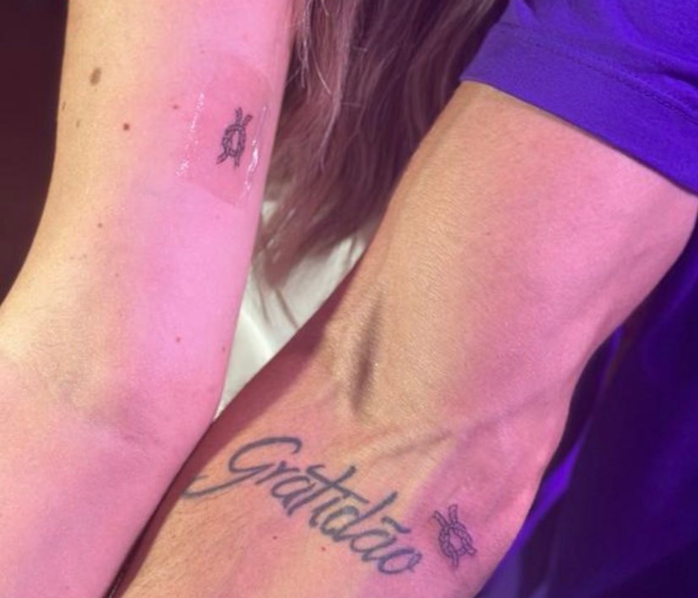 Amanda e Cara de Sapato fazem tatuagem juntos
