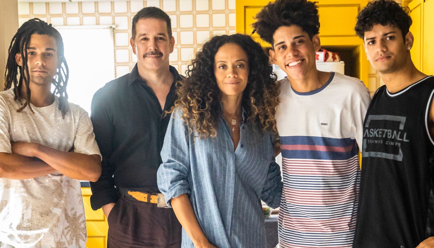 A segunda família de Tenório (Murilo Benício): a esposa Zuleica (Aline Borges) e os filhos Marcelo (Lucas Leto), Roberto (Caue Campos) e Renato (Gabriel Santana)
<br />“/><figcaption 
class=