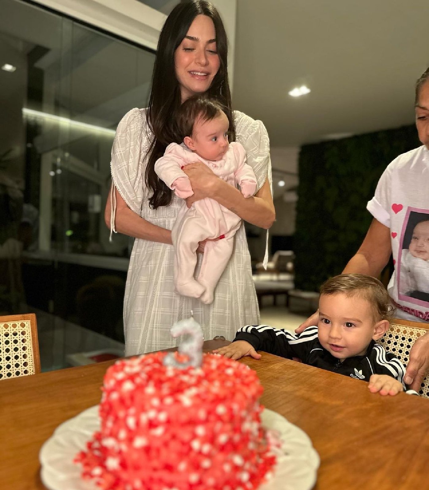 Thaila Ayala comemora mais um mês da filha Tereza