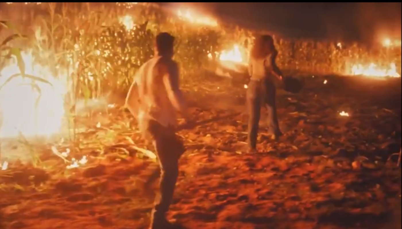 Aline (Barbara Reis) corre para apagar incêndio em 