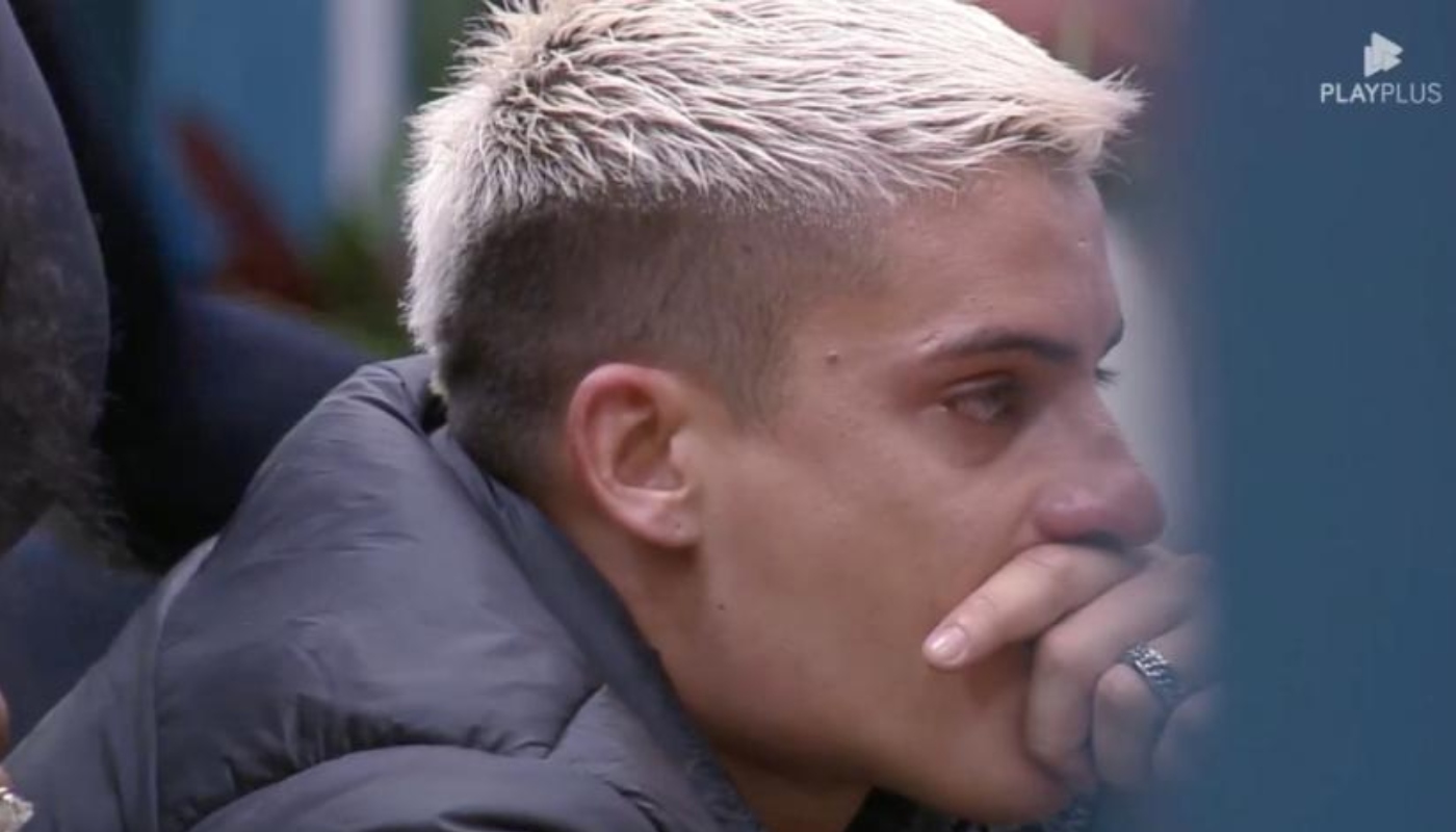 Tiago Ramos aos prantos em