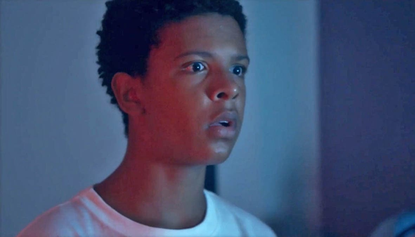 Theo (Ricardo Silva) em