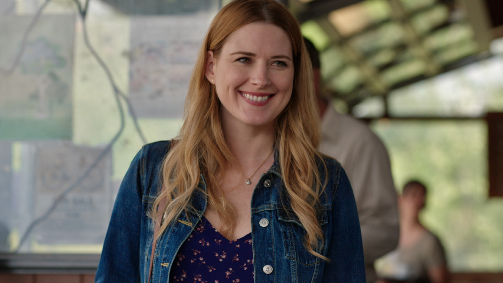 Mel (Alexandra Breckenridge) em