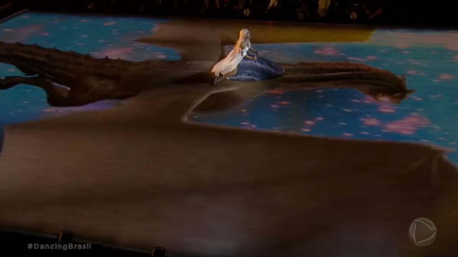 A VERDADEIRA rainha: Xuxa dançou com Khal Drogo e até sentou no Trono de Ferro