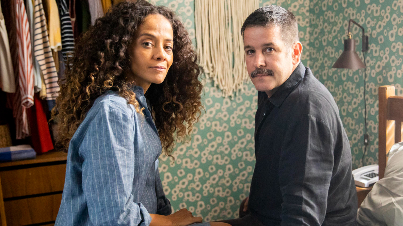 Zuleica (Aline Borges) e Tenório (Murilo Benício) em